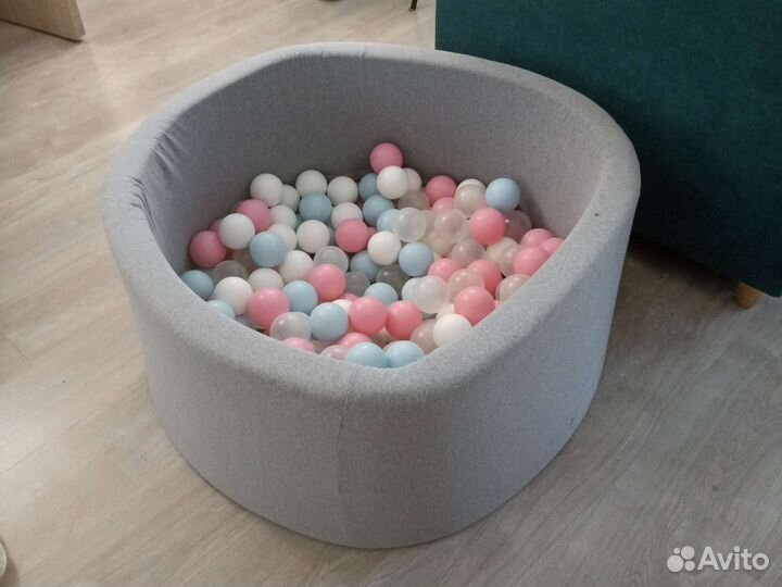 Сухой бассейн с шариками нежный