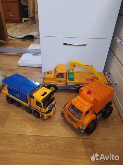 Детские игрушки (кубики, конструктор, машинки)