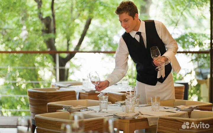 Официант в кафе