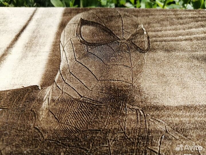 Выгравированный портрет человека - паука