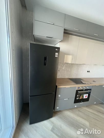 Холодильник LG 341л DoorCooling+ Черный