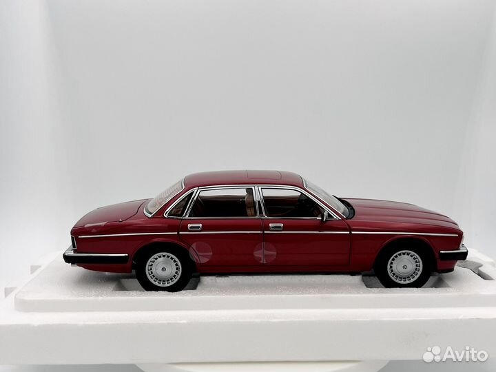 1/18 Almost Real 810541 Jaguar Daimler XJ6 XJ40