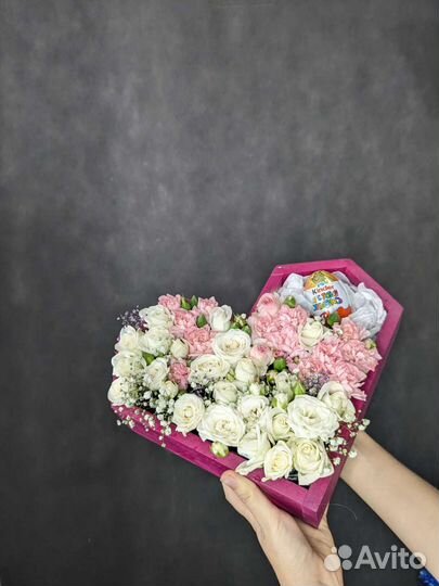 Композиция цветочная с киндером