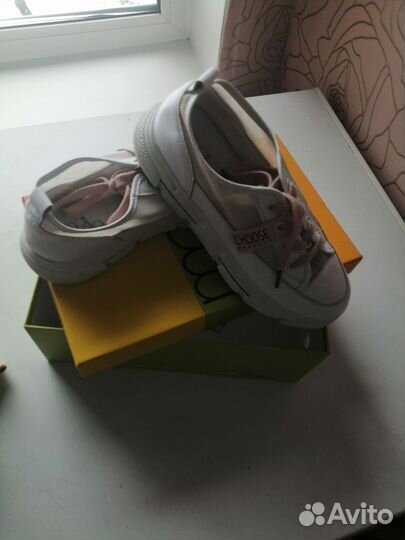 Кроссовки женские