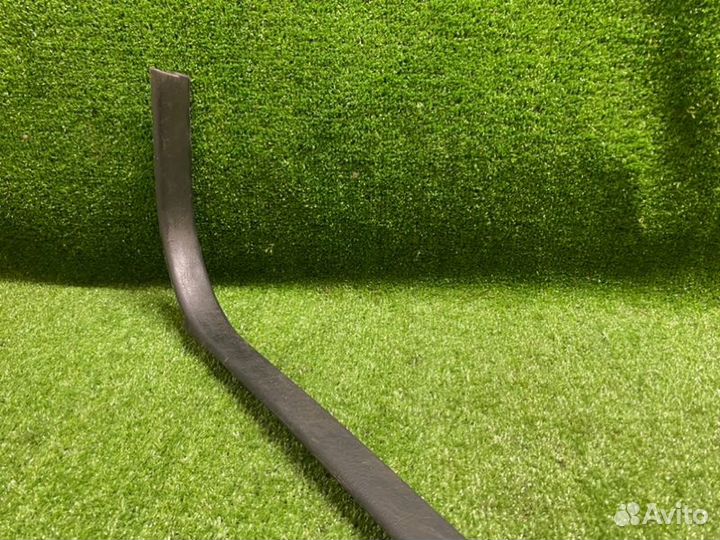 Накладка на порог салона передняя правая Toyota