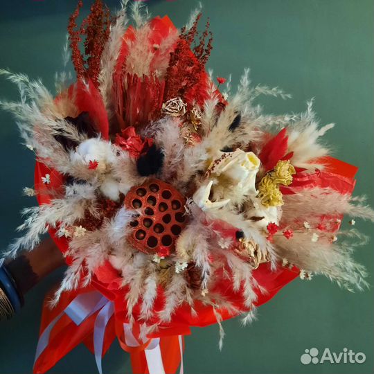 Букет из сухоцветов и черепа лисы