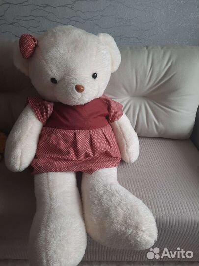 Большой плюшевый медведь