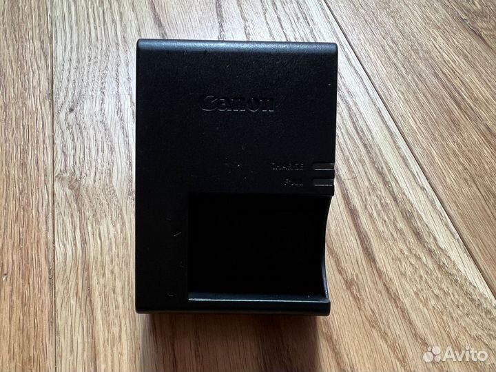 Зеркальный фотоаппарат новый Canon EOS 77D