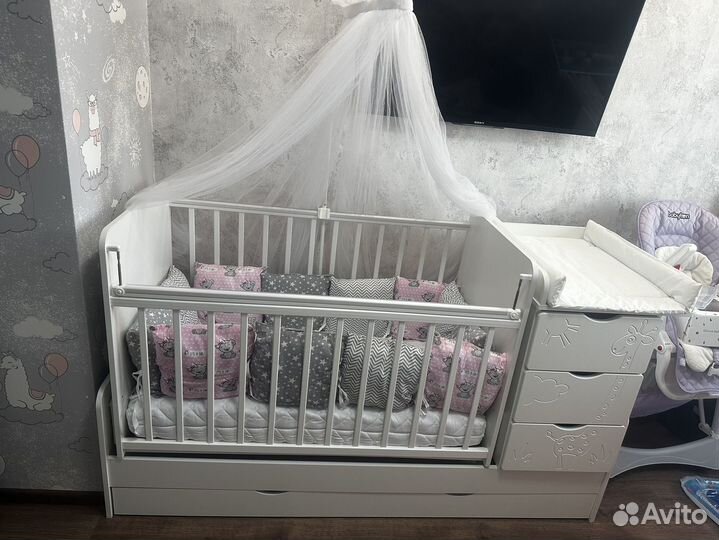 Детская кроватка с маятником и пеленальным комодом