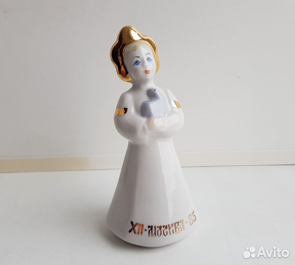 Статуэтка Девушка с голубем. Фестиваль 1985 зик