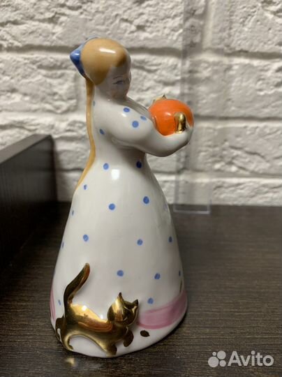 Фарфоровая статуэтка СССР повреждена