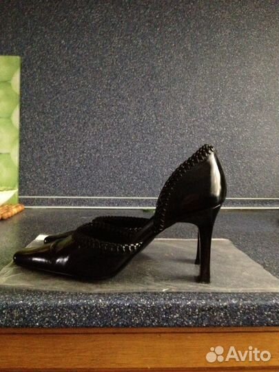 Лаковые открытые с боков туфли