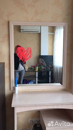 Столик с зеркалом