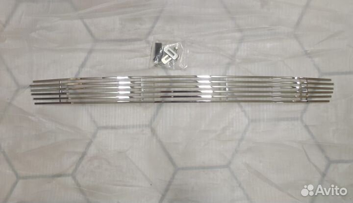 Накладка на решетку в бампер Toyota Rav4 2010-2016