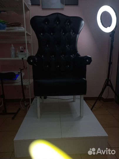 Кожанное кресло педикюрное б/у
