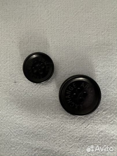 Пуговицы и бирки Armani Exchange