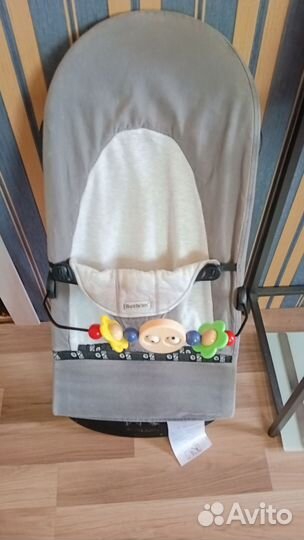Шезлонг babybjorn с игрушкой