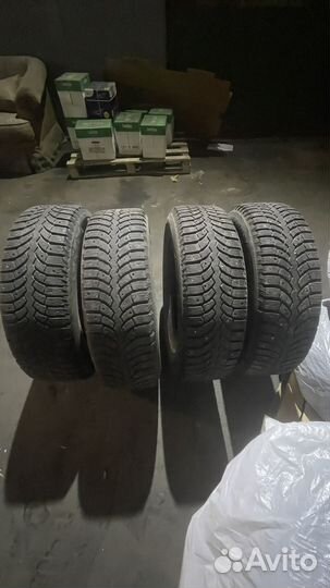 Bridgestone Blizzak Spike-01 215/70 R16 T