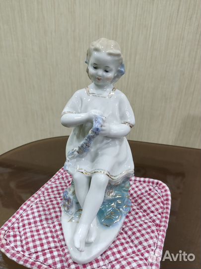 Статуэтка фарфор Девочка, плетущая венок