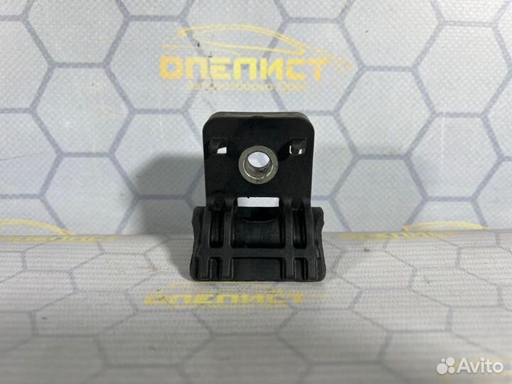 Крепление радиатора Opel Astra J