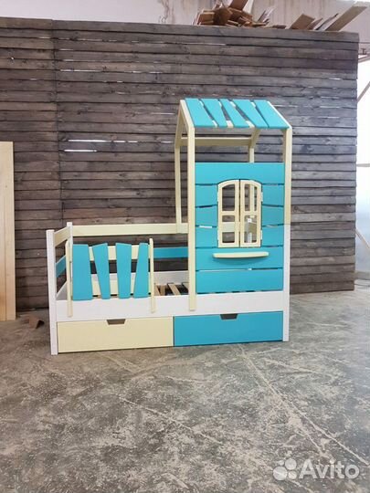 Кровать домик из массива