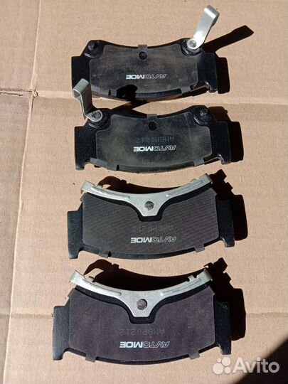 Тормозные колодки передние на Nissan Almera N15