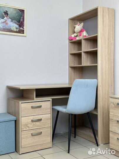 Письменный стол со стеллажом