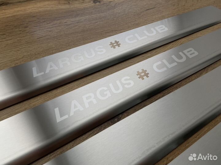 Оригинальные накладки на пороги LADA Largus Club