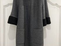 Пальто из шерсти альпака с каракулем