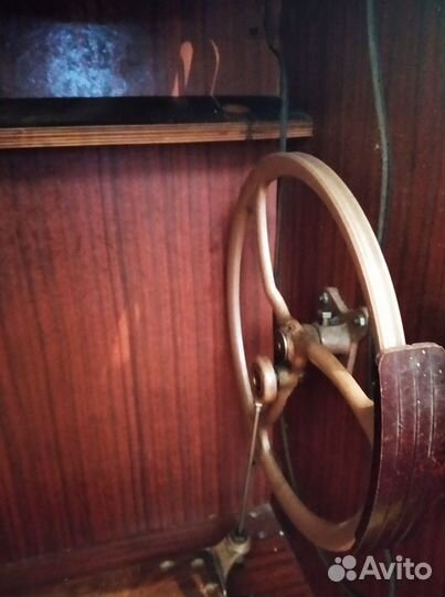 Продам швейную машинку Чайка-2 с тумбой