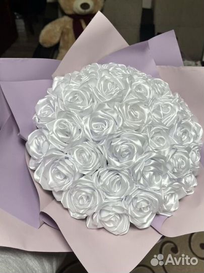 Сумки из бусин и букеты из атласных лент