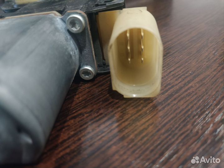 Правый моторчик стеклоподъёмника Mini Cooper