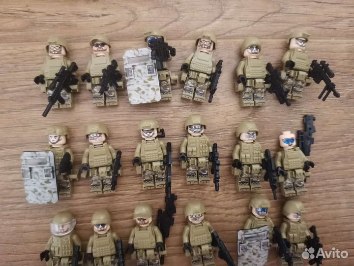 Lego солдитки спецназовцы песочные 24 штуки