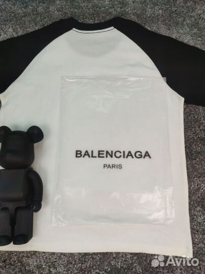 Футболка balenciaga на руках