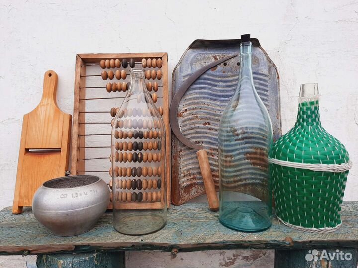 Старинные чугунок,серп,бутыли,доска для стирки