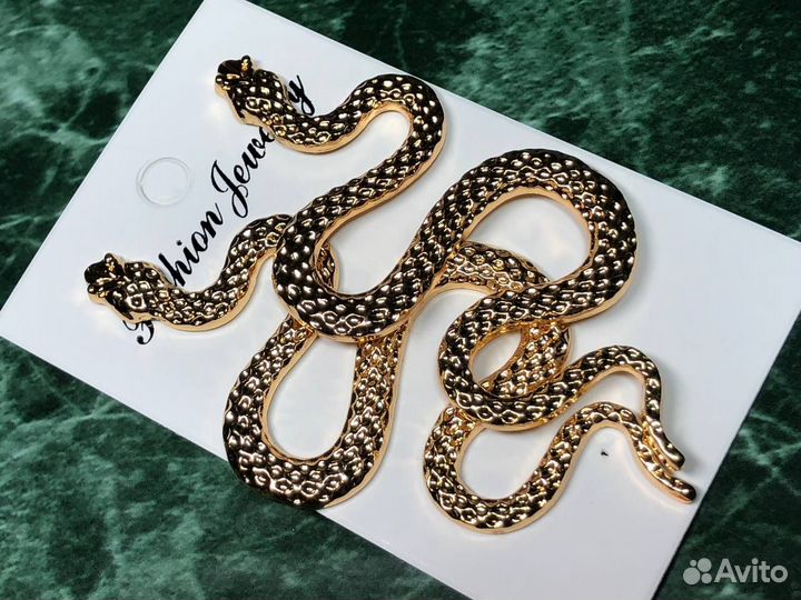 Серьги в виде змеи золотого цвета