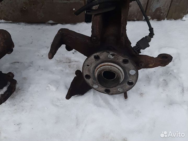 Кулак поворотный Фольксваген Гольф 5 Джетта 5