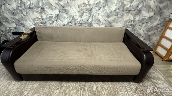 Диван бу книжка