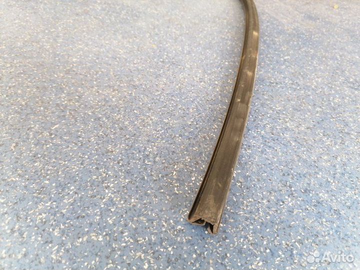 Уплотнитель стекла двери передний правый Toyota