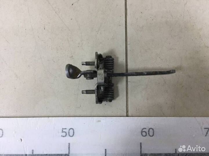 Ограничитель двери Renault Sandero 2009-2014