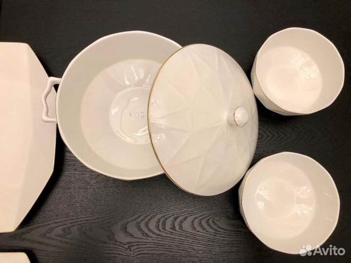Абсолютно новый столовый сервиз, костяной фарфор