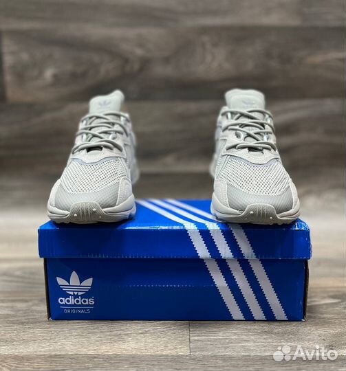 Кроссовки adidas ozweego