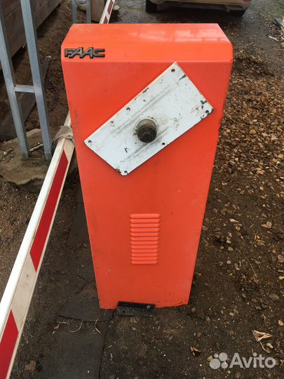 Автоматический шлагбаум