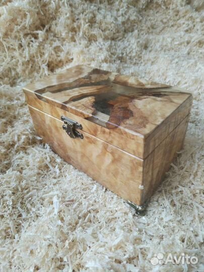 Шкатулка деревянная с эпоксидной смолой