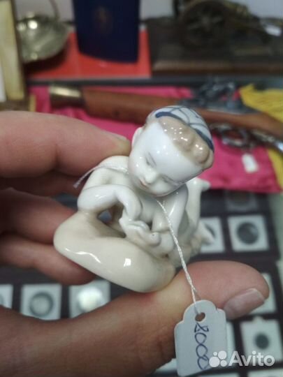 Мальчик с камушком на пляже. лфз