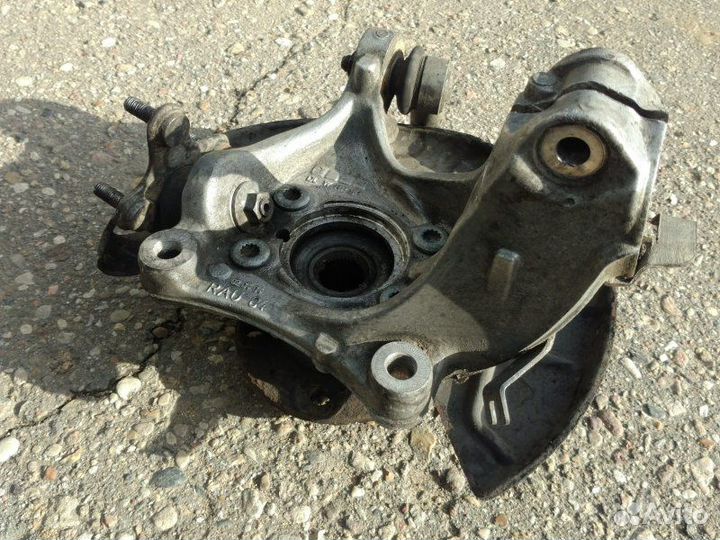 Поворотный кулак передний правый Volkswagen Passat