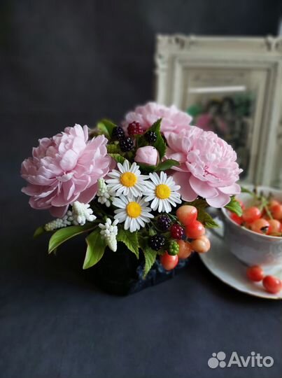 Композиция из полимерной глины с пионами