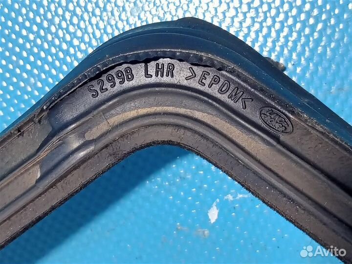 Уплотнитель стекла двери левый Land Rover range R