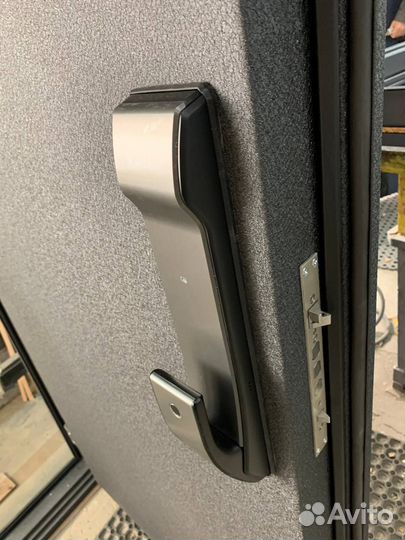 Входная дверь с умным замком черная