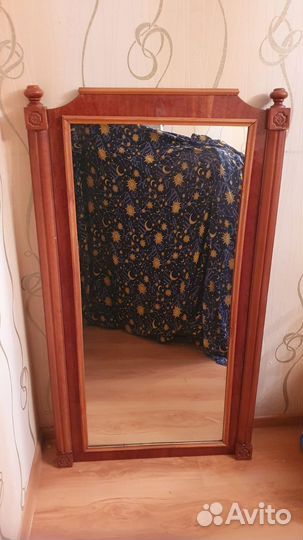 Старинное зеркало в резной деревянной оправе